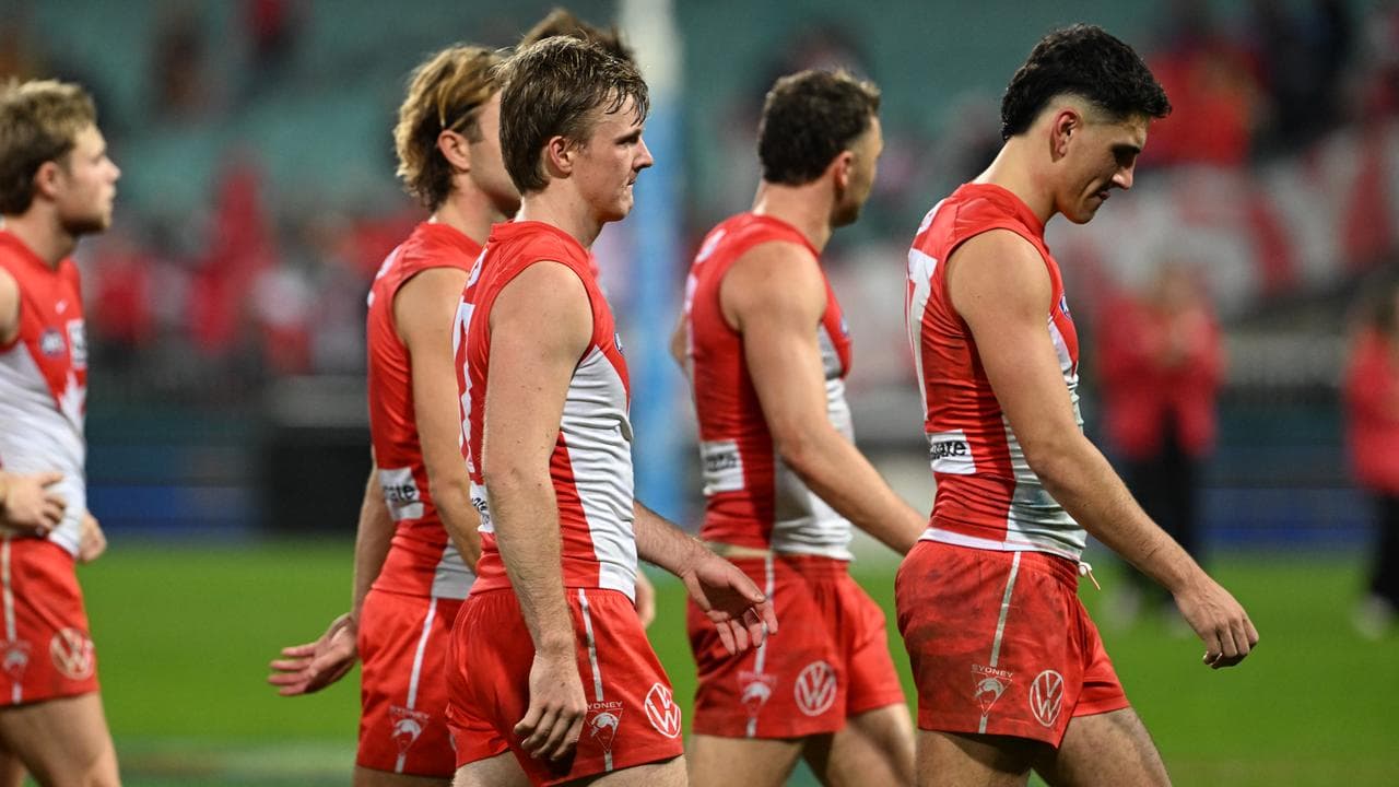 Dejected Swans leave the SCG