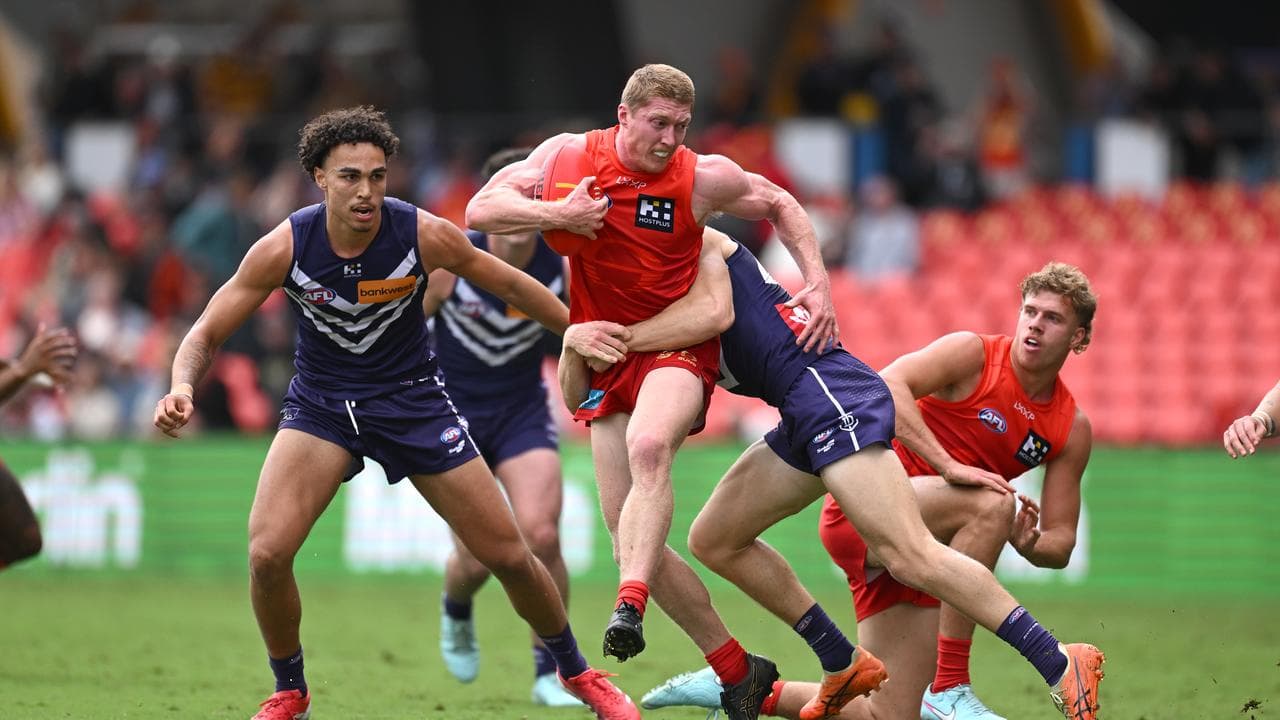 The Suns' Matt Rowell (centre)