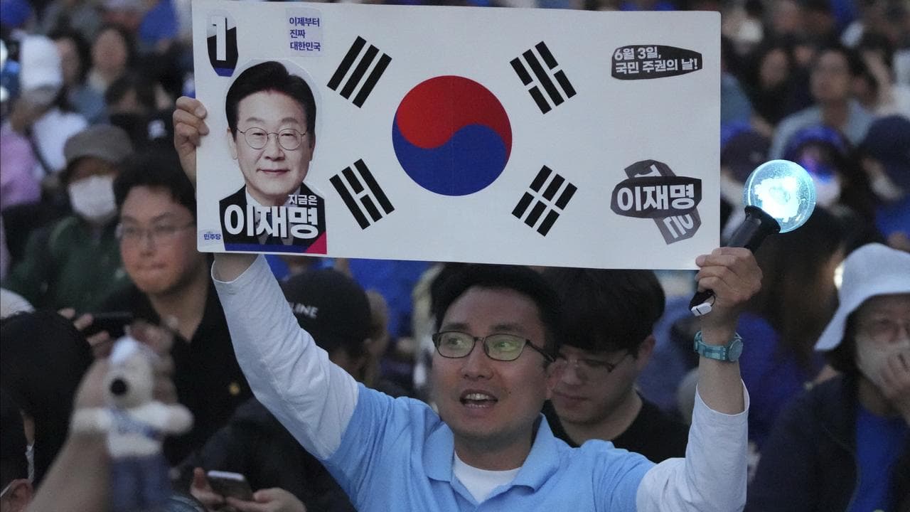 Supporters of Democratic Party's presidential candidate Lee Jae-myung