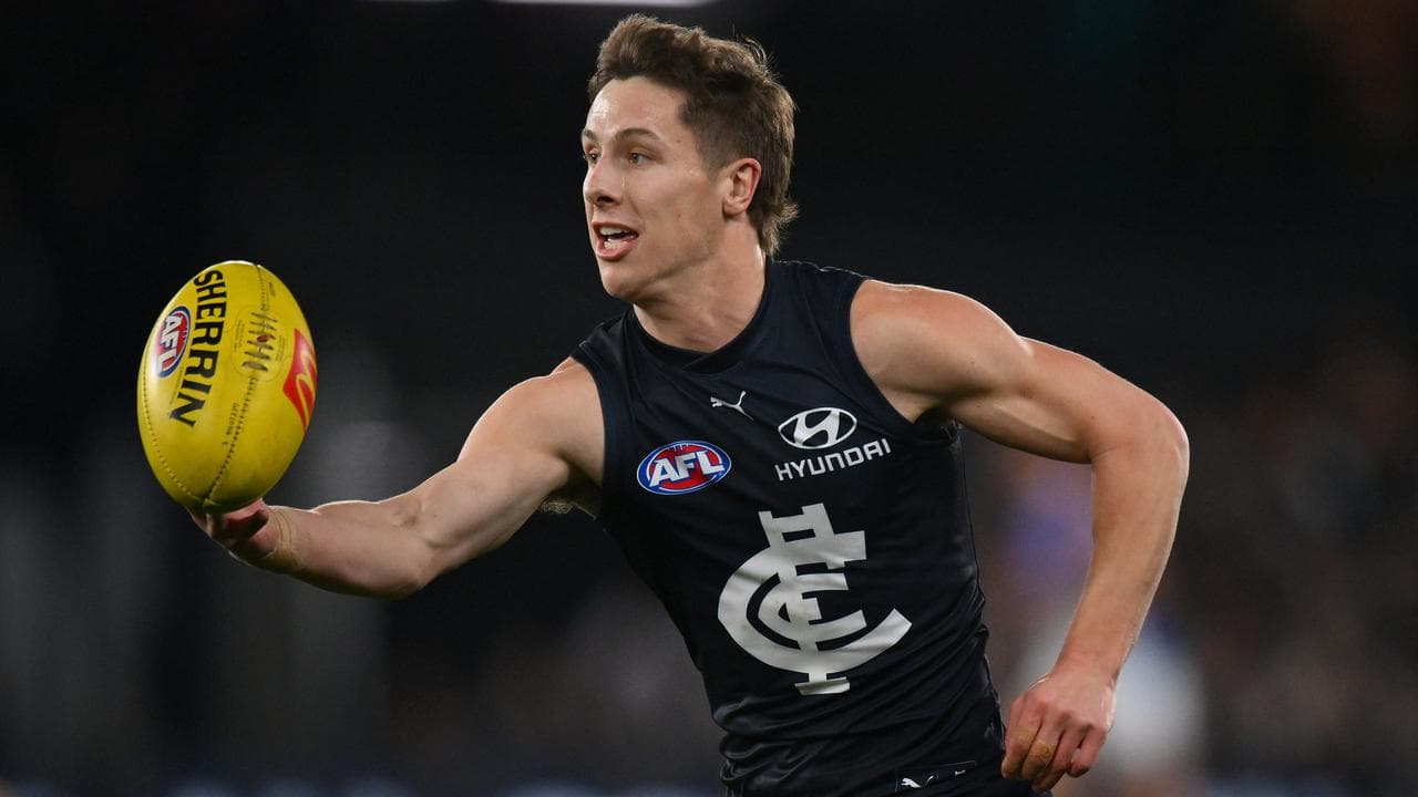 Lachie Fogarty of the Blues reaches