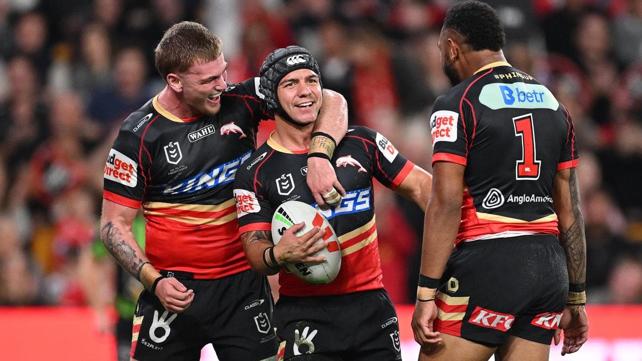 Dolphins No.6 Kodi Nikorima (centre)