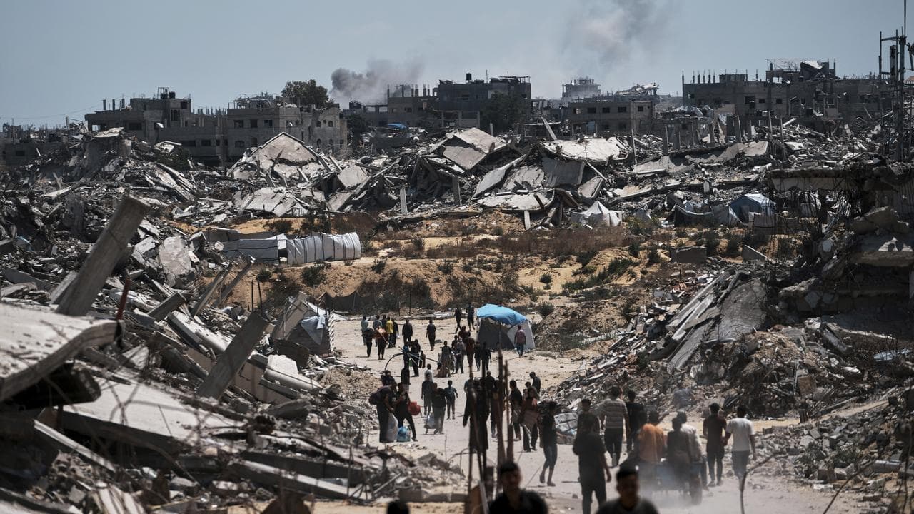 Displaced Palestinians retrieve their belongings