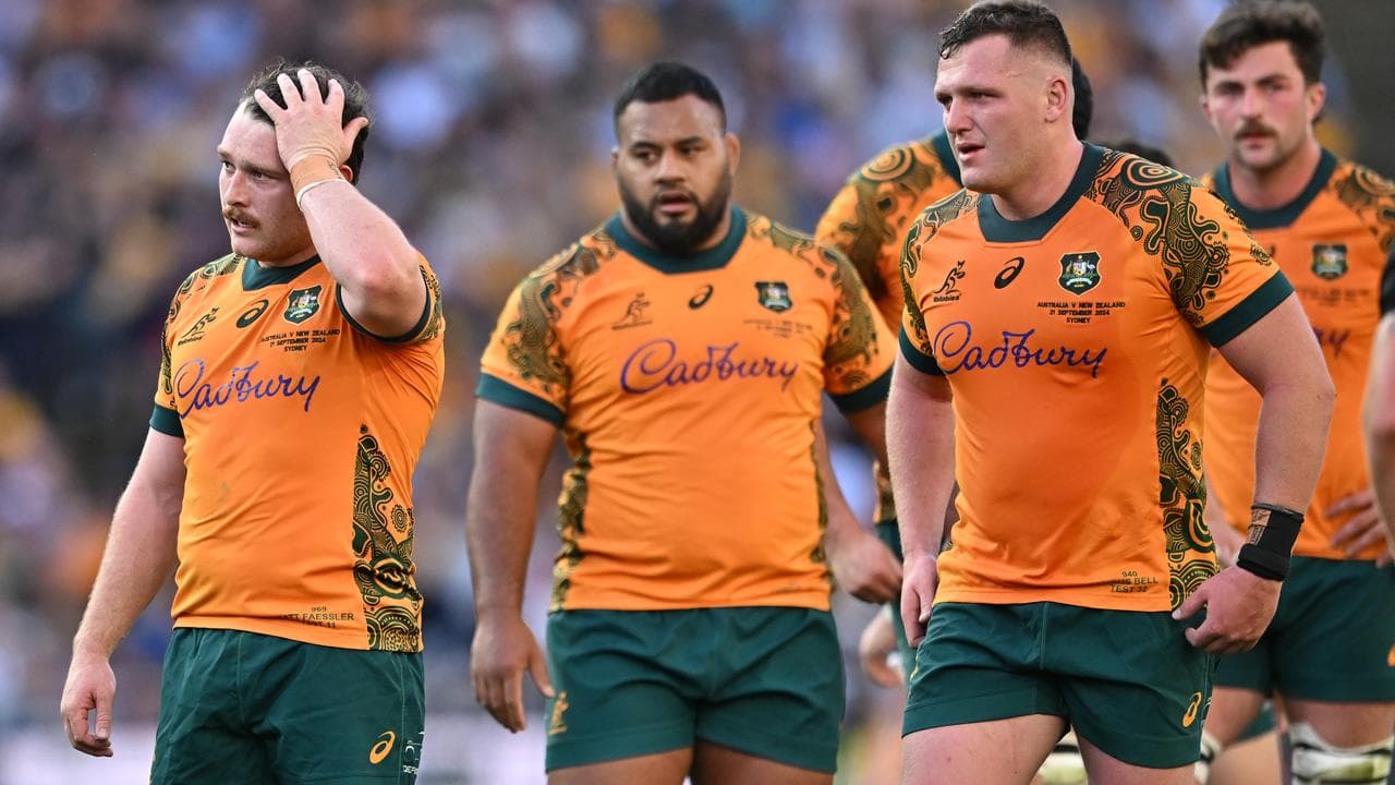 Taniele Tupou (centre) and Angus Bell (right)