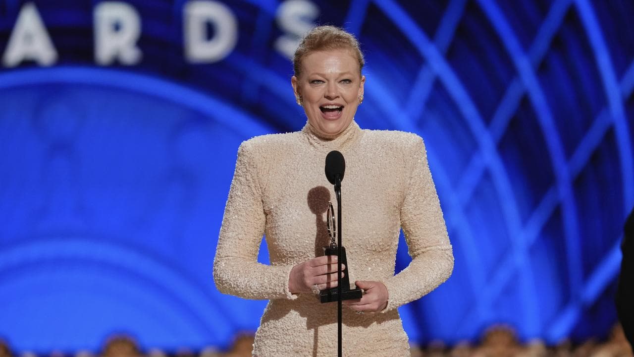 Sarah Snook accepts a Tony Award