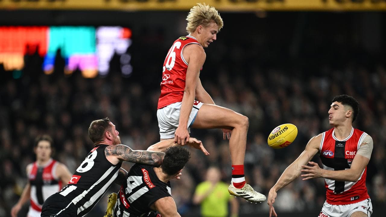 St Kilda's Alixzander Tauru (centre)