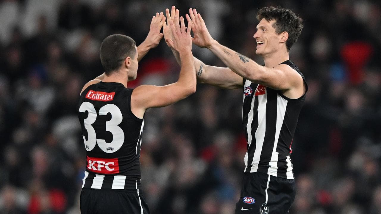 Collingwood's Brody Mihocek (right)