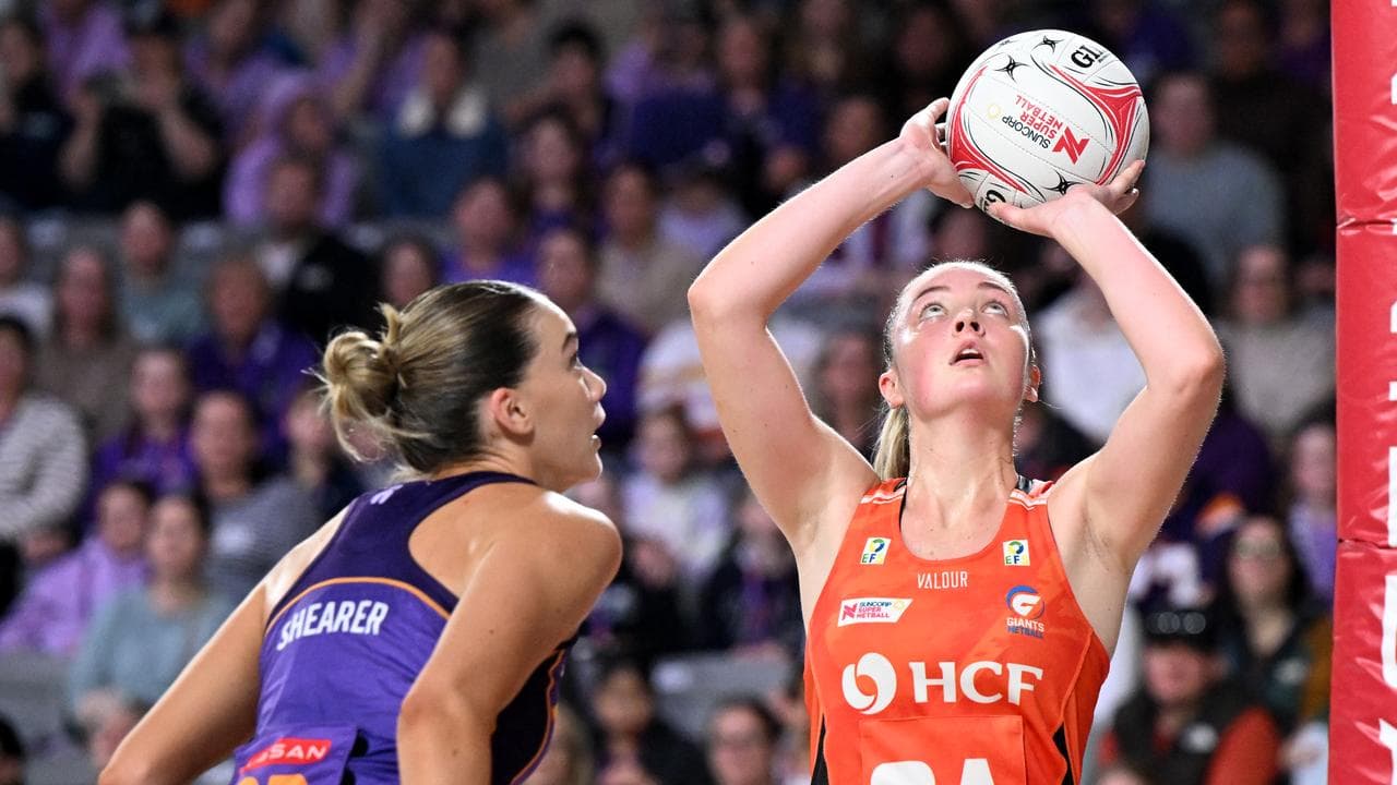 The Giants' Sophie Dwyer (right)