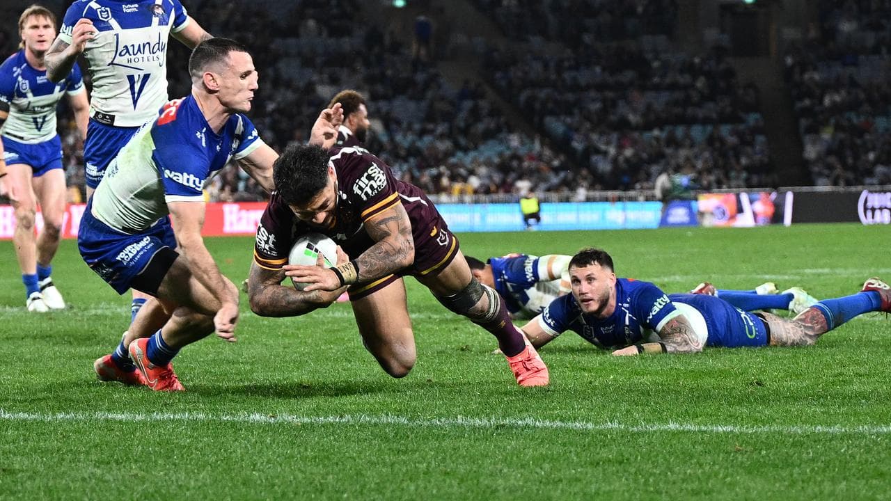 Delouise Hoeter crashes over for a try