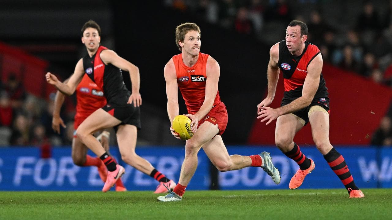 Noah Anderson of the Suns (centre) .