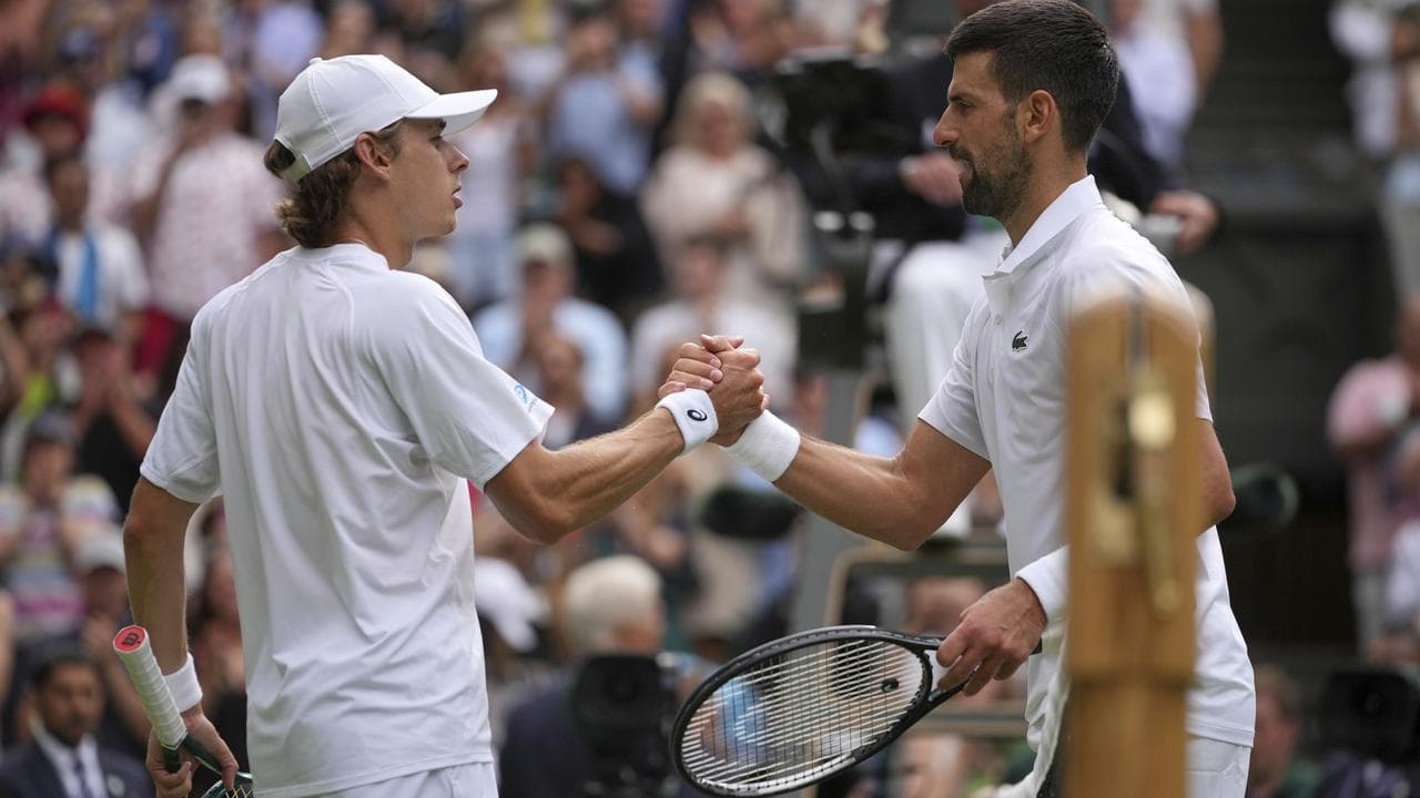 Serbia's Novak Djokovic (r) and Alex de Minaur