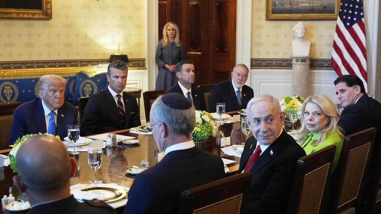 Pres Donald Trump and Israel's Benjamin Netanyahu dine at White House