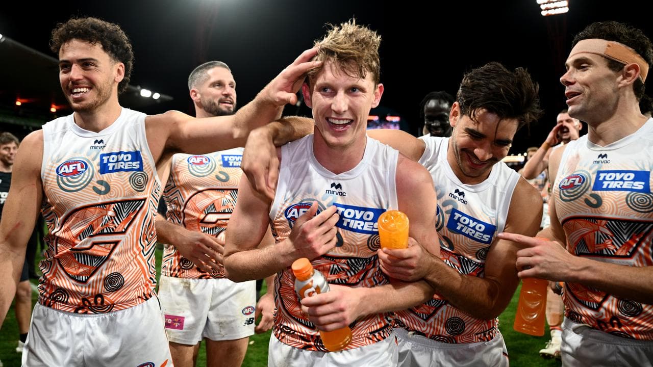 Lachie Whitfield (centre)