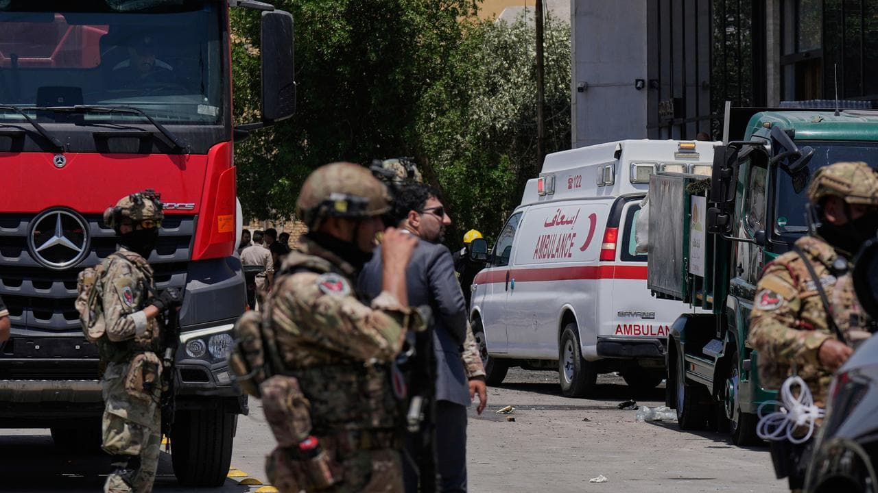 Soldiers in front of a burning hypermarket building in Kut, Iraq