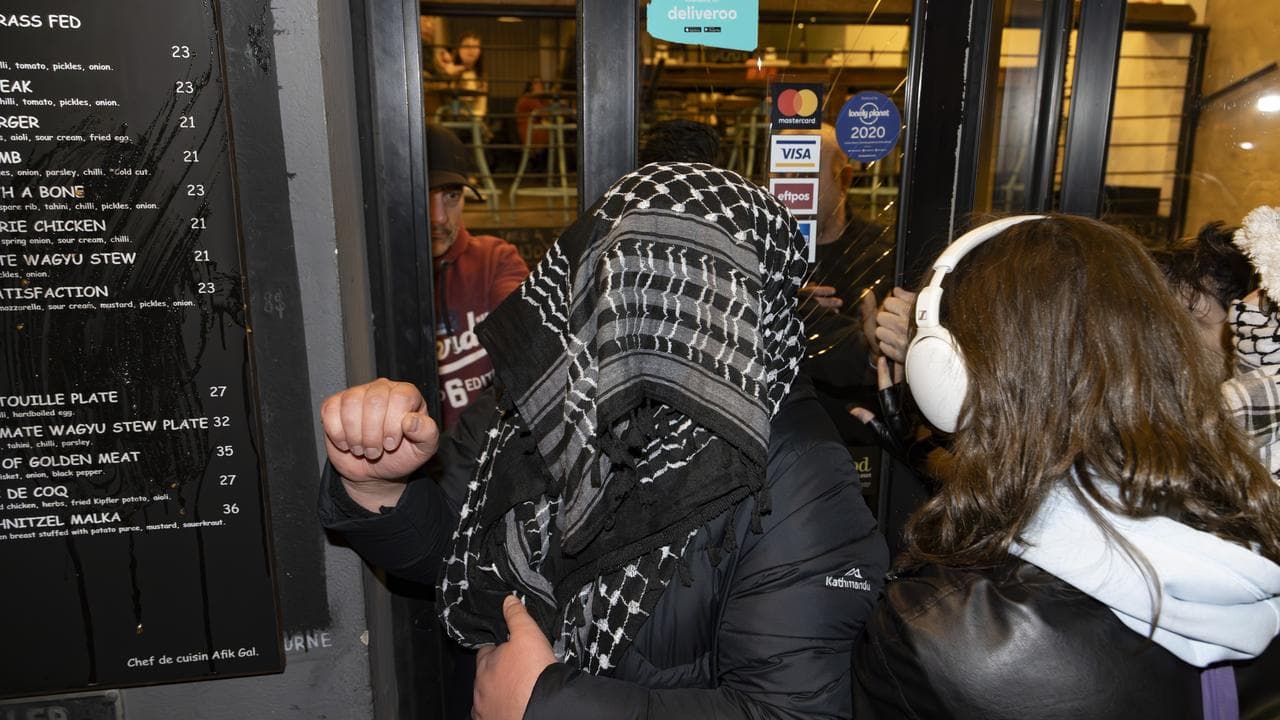 Anti-Israeli protesters outside Israeli restaurant Miznon (file)