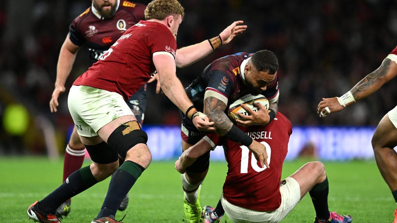 Lukhan Salakaia-Loto (centre)