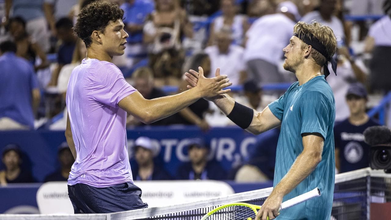 Ben Shelton congratulates Alejandro Davidovich Fokina.