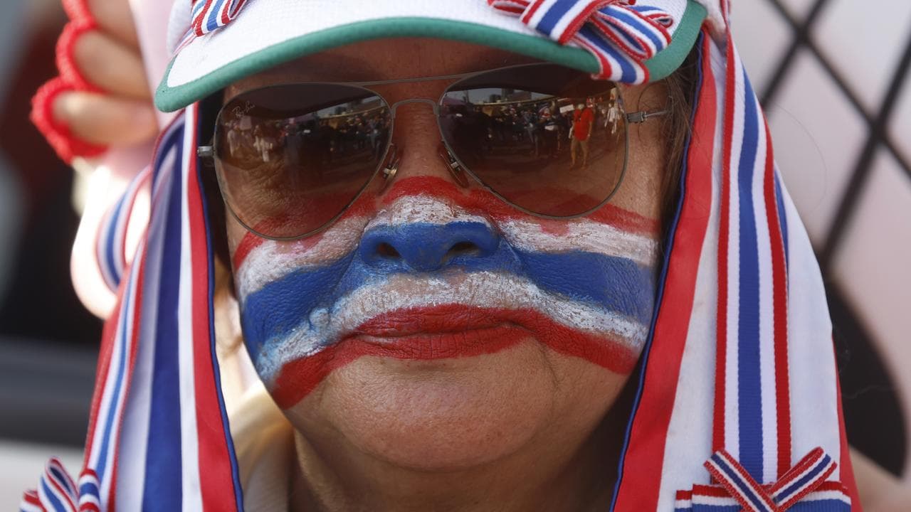 A protester in a hat with Thai colours