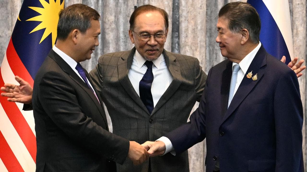 The Thai and Cambodian prime ministers at peace talks.