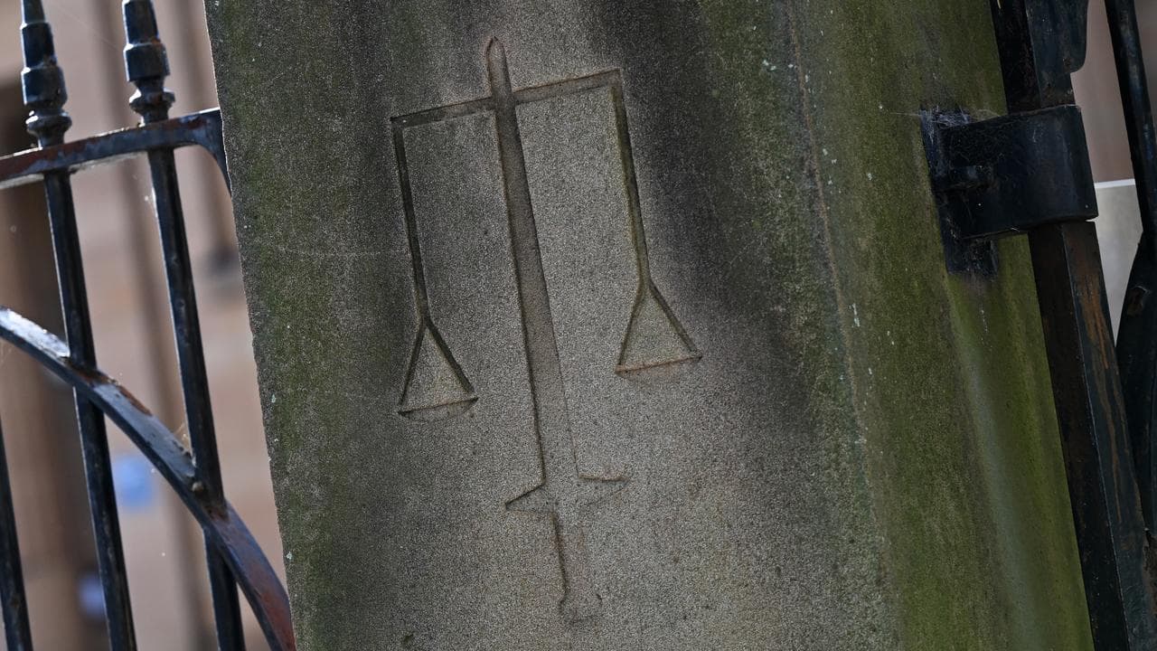 Scales of justice on pillar (file)