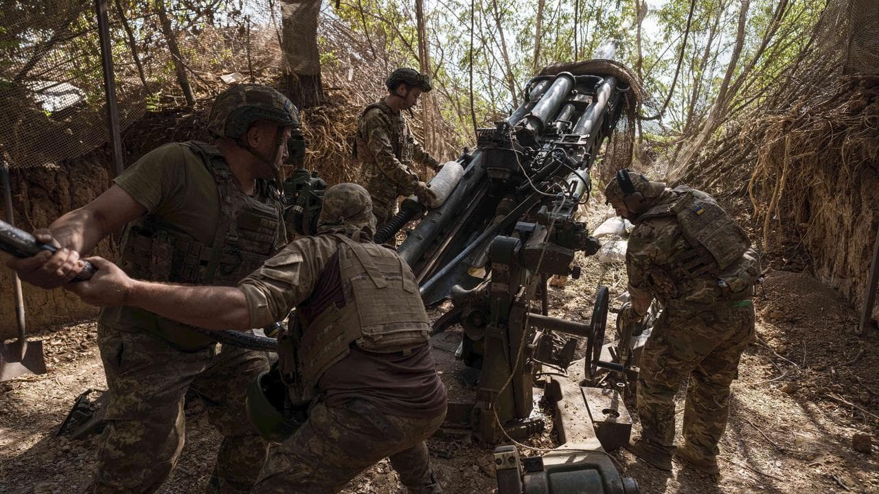 Ukrainian servicemen load a howitzer in the Zaporizhzhia region