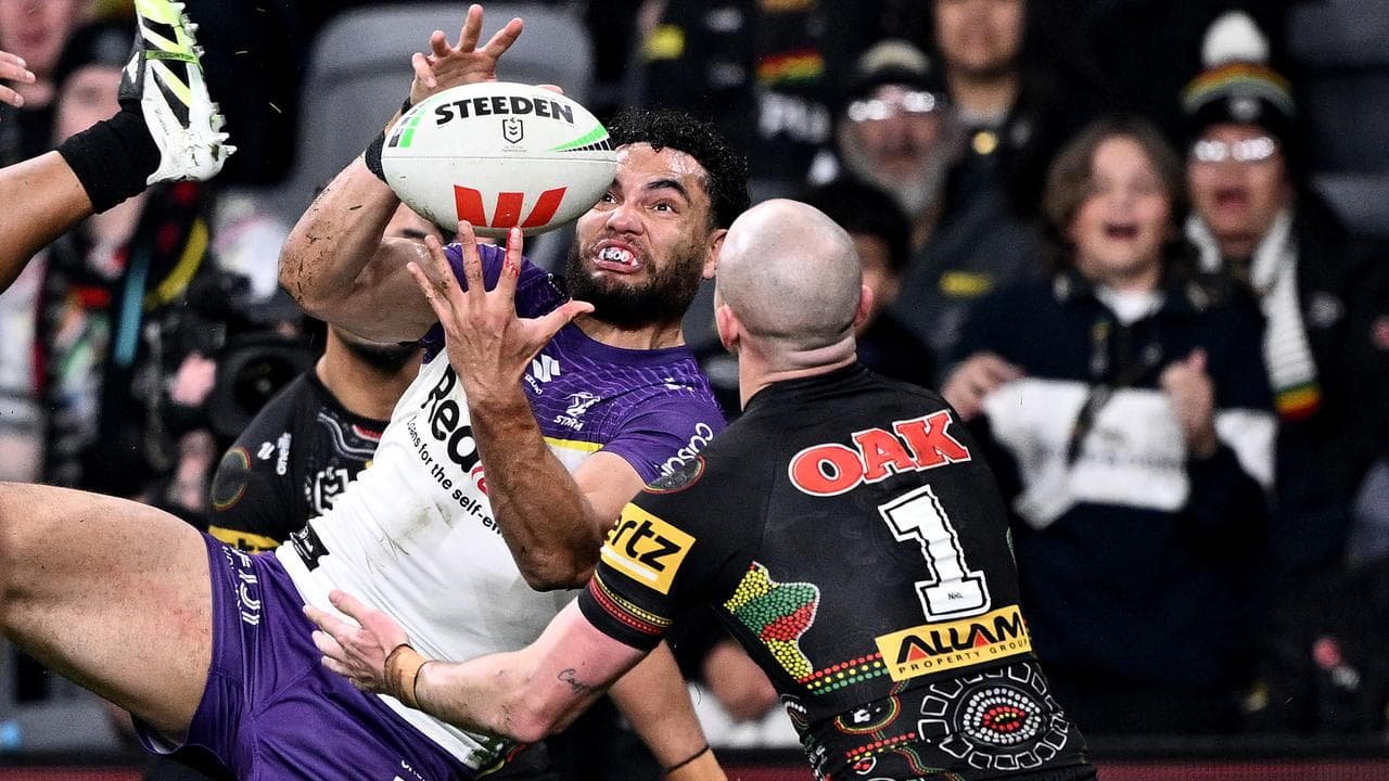 Melbourne's Xavier Coates takes a high ball.