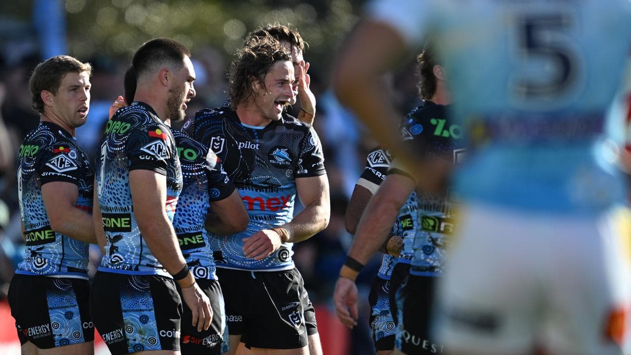 Nicho Hynes (centre)