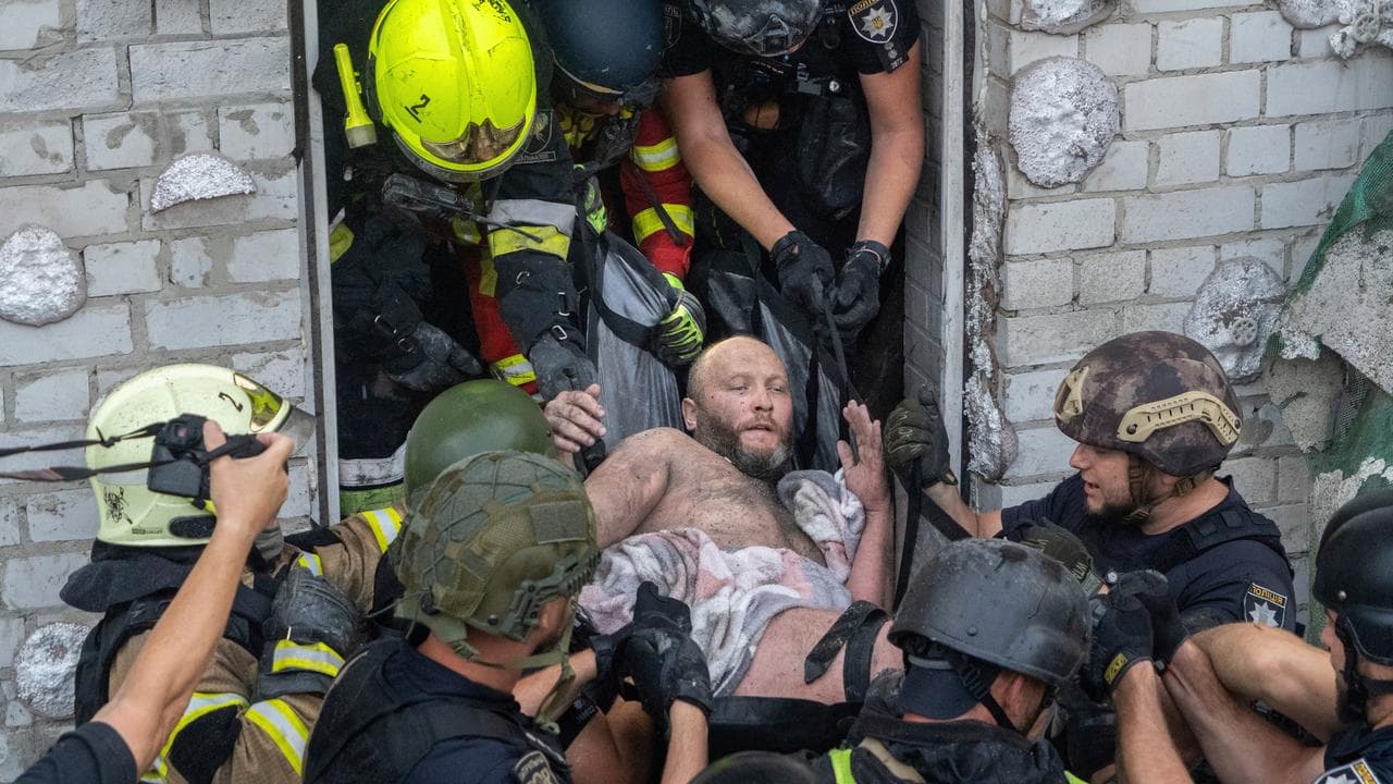 A man is rescued in Kharkiv 