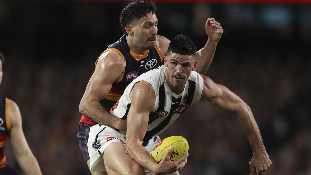 Izak Rankine tackles Scott Pendlebury.