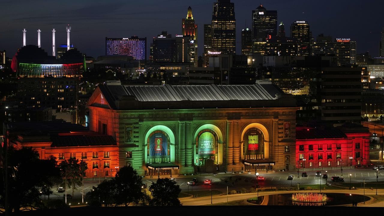 APTOPIX Taylor Swift Travis Kelsey