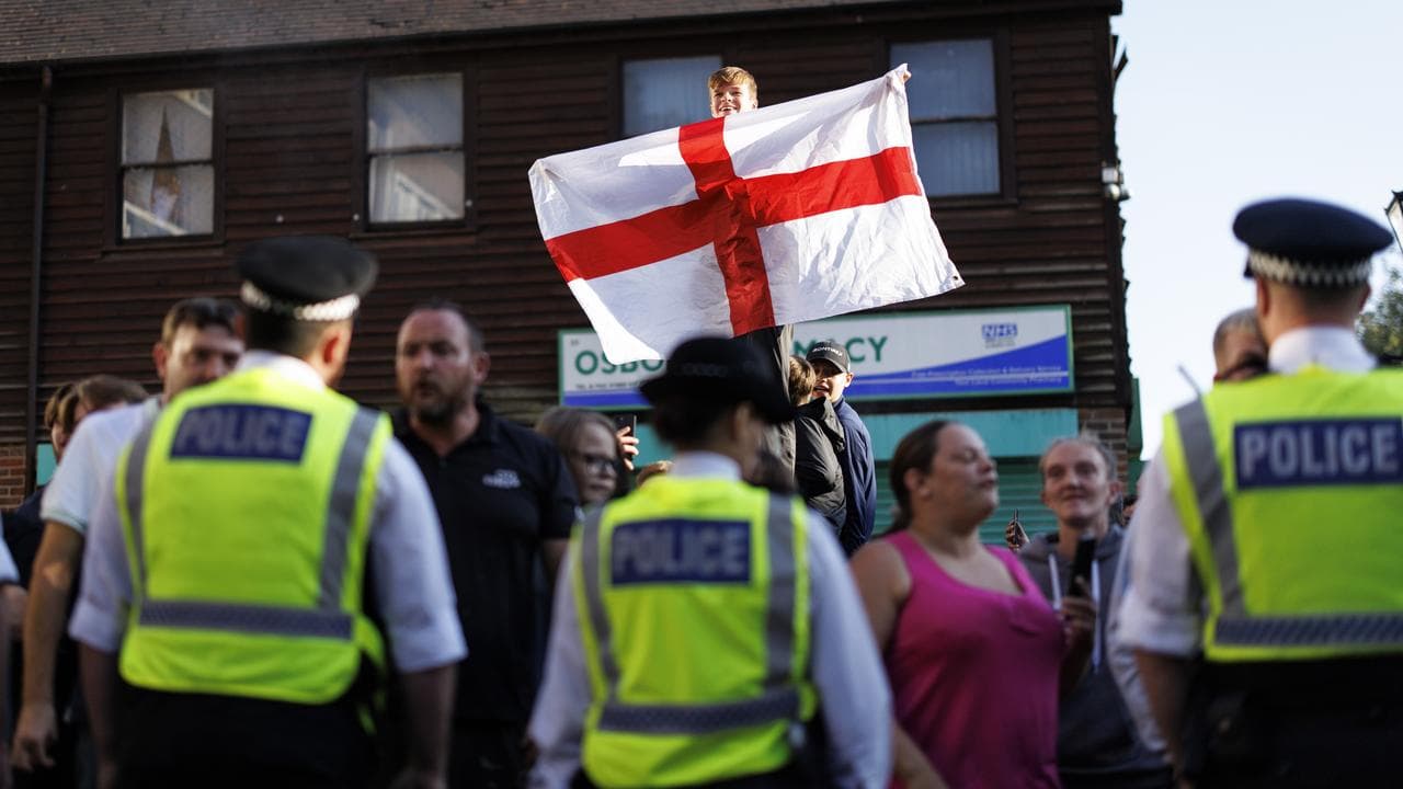 Counter protestors wave St George's flag, Orpington, UK August 2025