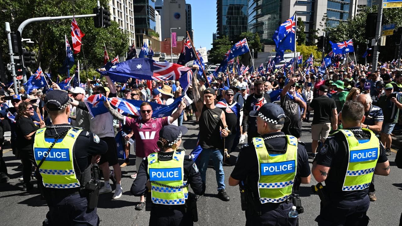 Police separating anti-immigration protesters and Pro-immigration 