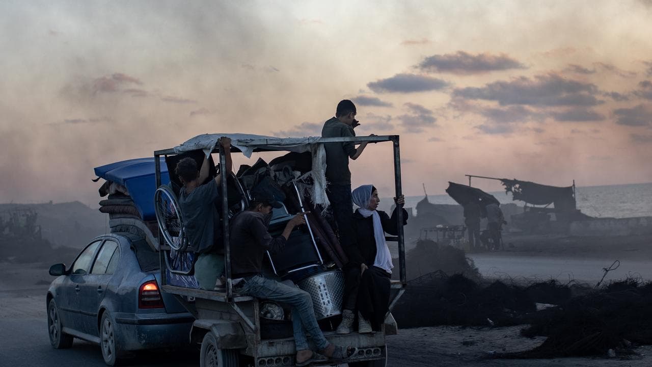 Displaced Palestinians flee northern Gaza