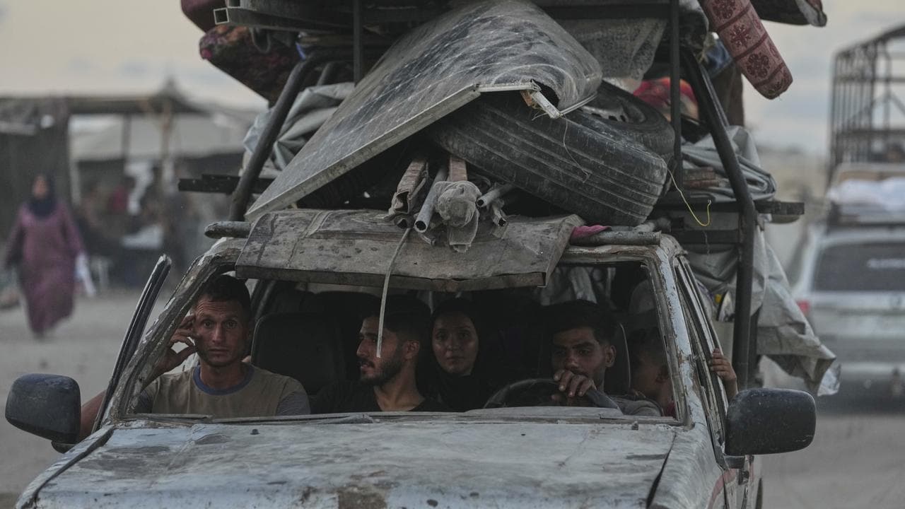 Displaced Palestinians flee northern Gaza Strip