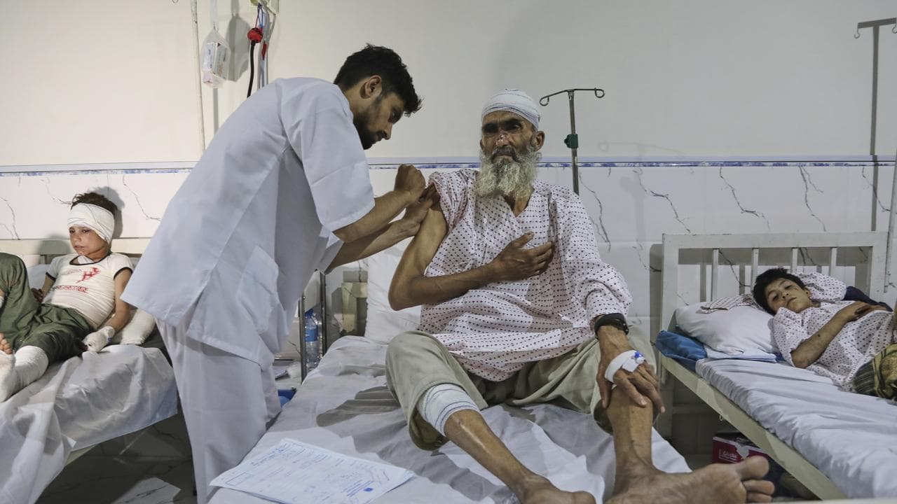 Afghans injured in earthquake