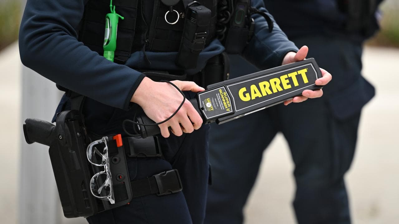 Police searching for weapons (file)