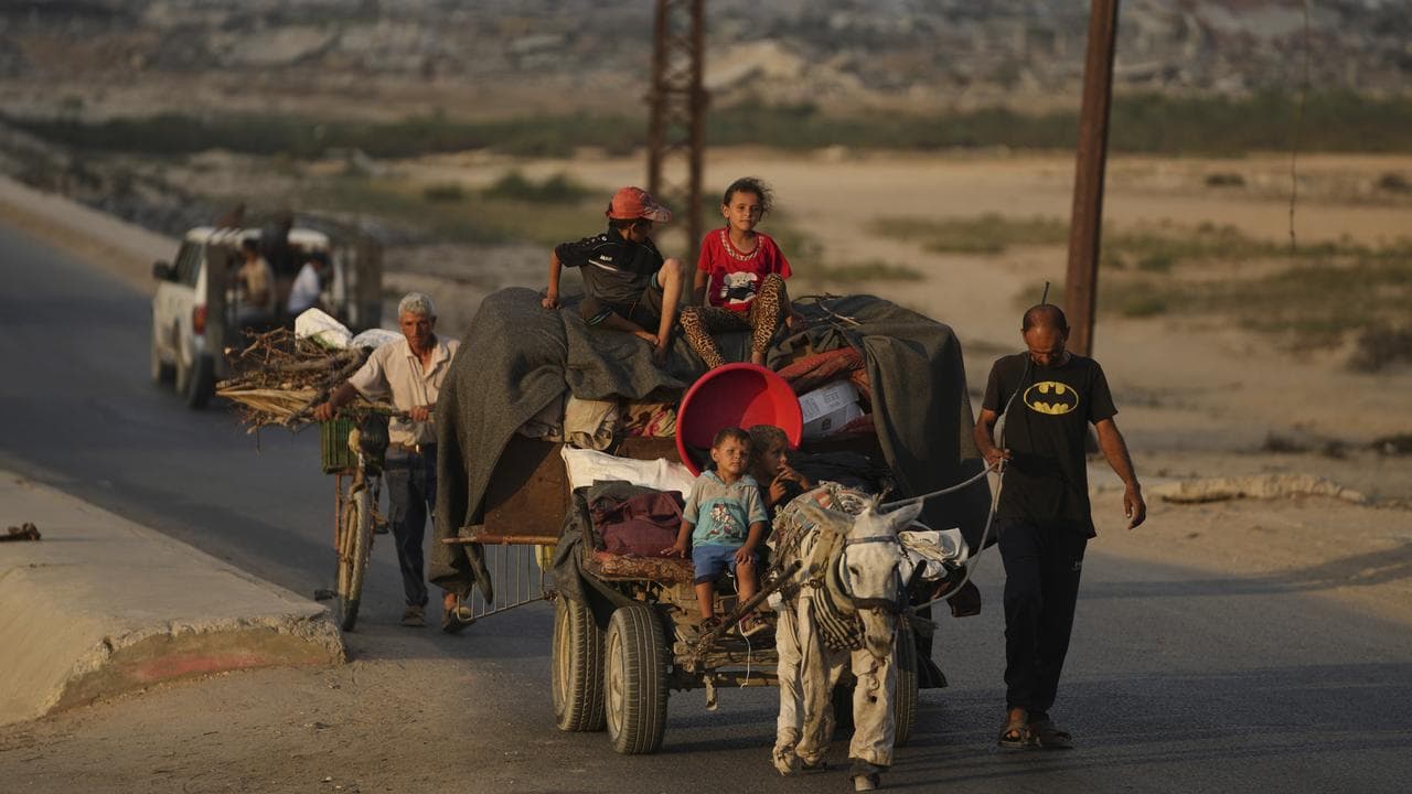 Displaced Palestinians fleeing northern Gaza