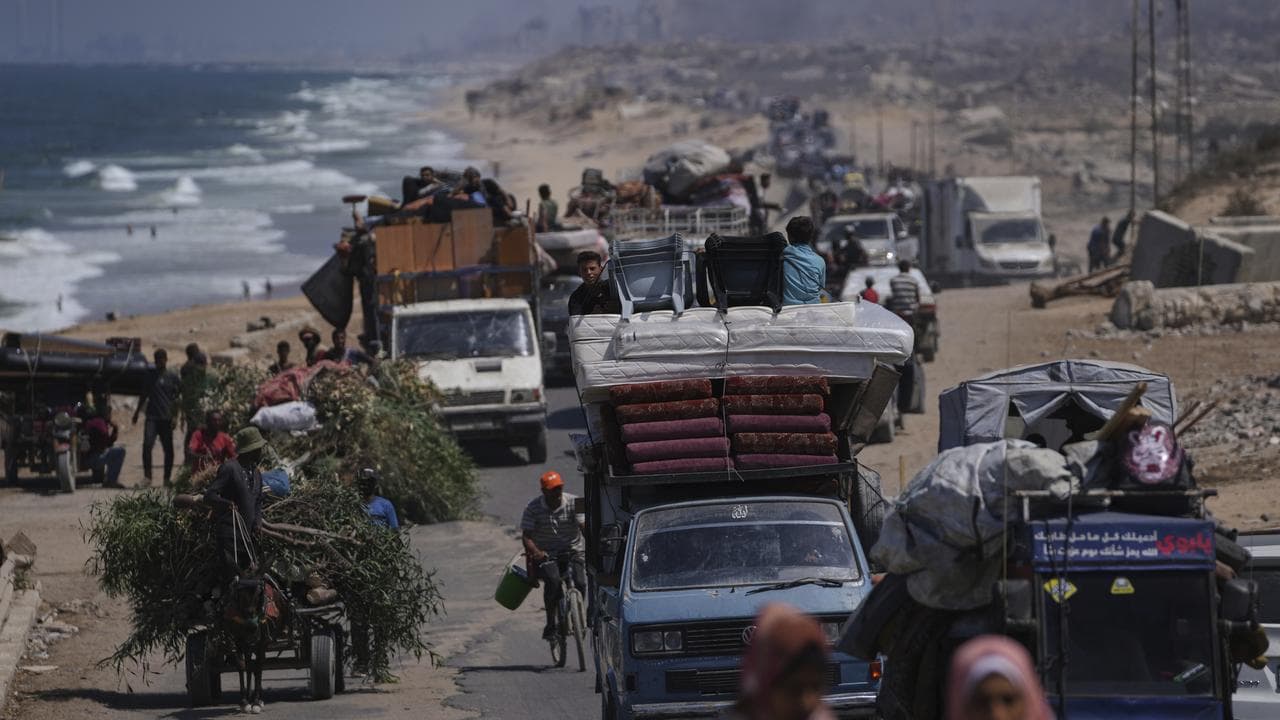 Displaced Palestinians flee northern Gaza