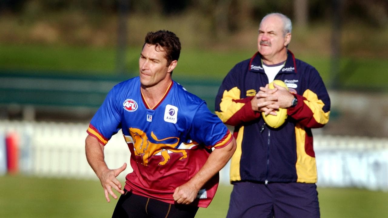 Leigh Matthews, watching Alastair Lynch at training in 2004.