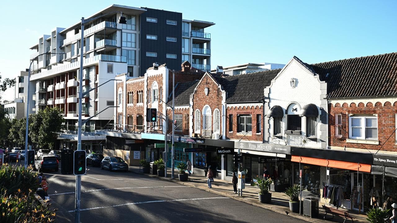 Shops and apartment buildings adjacent to Lindfield railway station