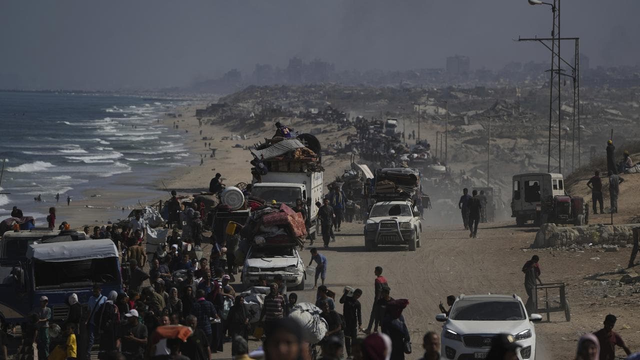 Displaced Palestinians flee Gaza City