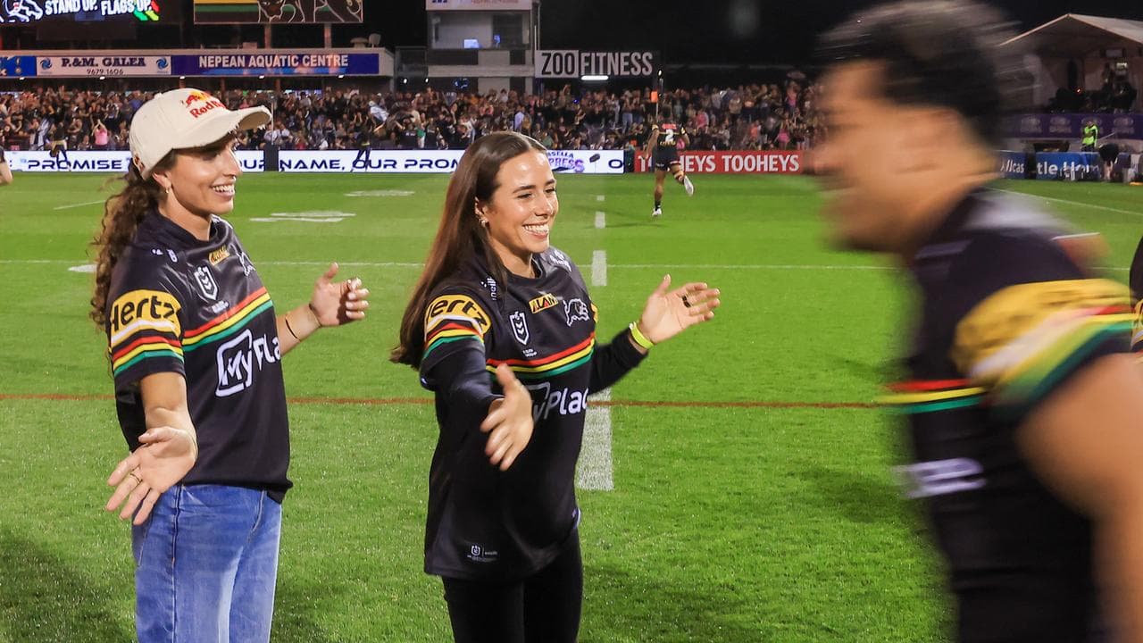 (L-R) Jessica and Noemie Fox.