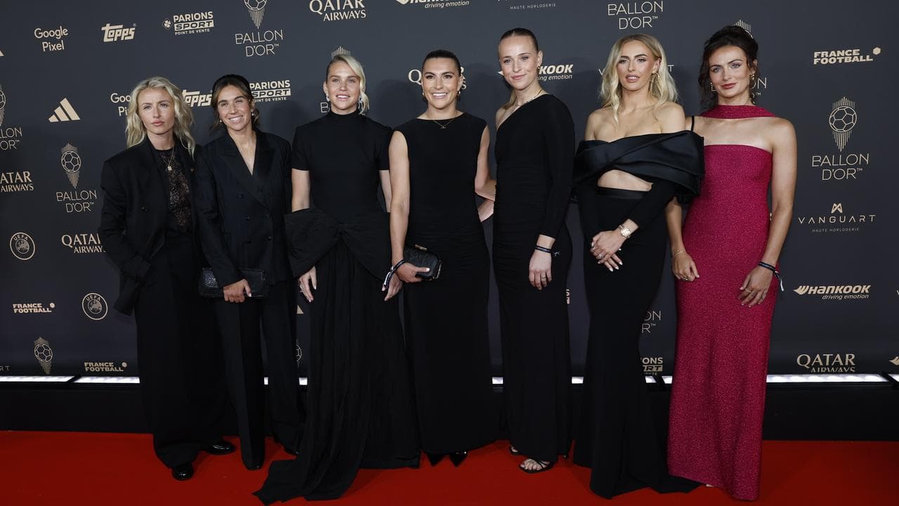 Steph Catley with Arsenal teammates