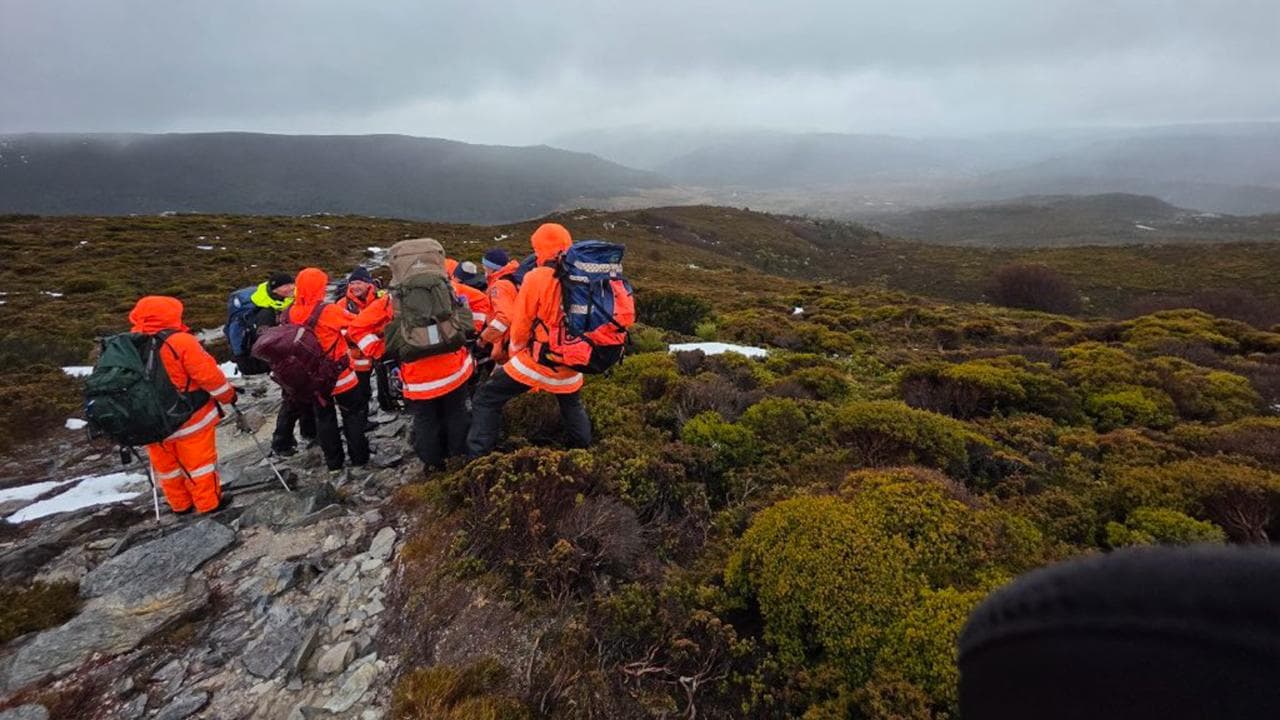 Rescuers search for lost hikers