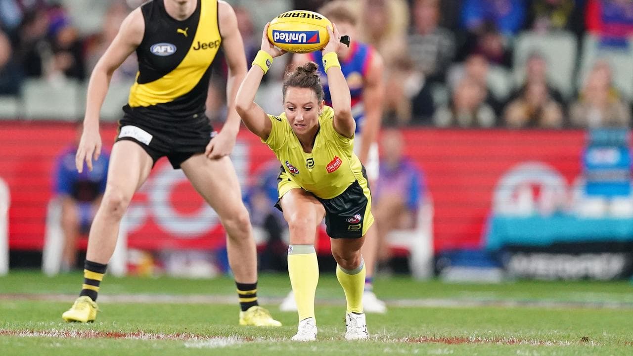 Umpire Eleni Glouftsis.