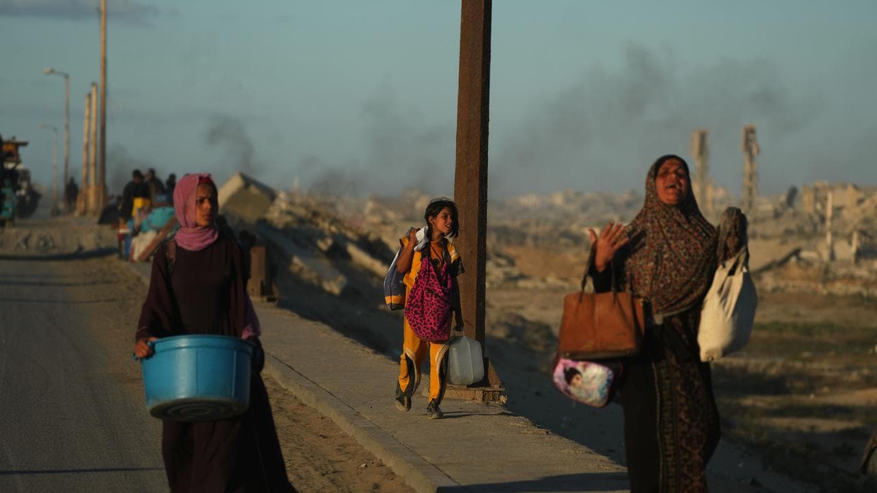 Displaced Palestinians flee northern Gaza