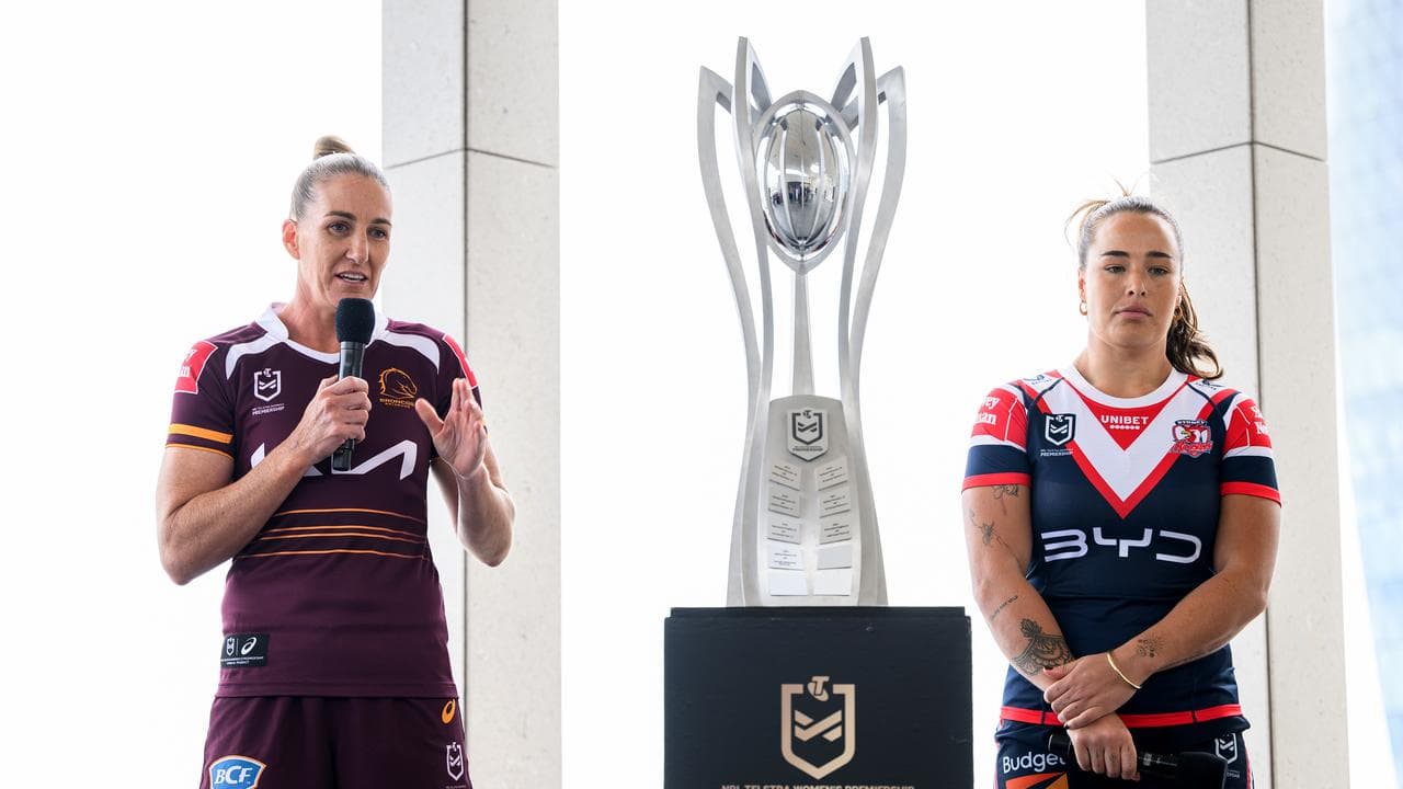 The Broncos' Ali Brigginshaw and Isabelle Kelly of the Roosters.