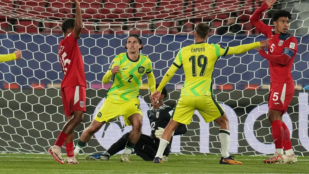 Australia's Daniel Bennie (second left)