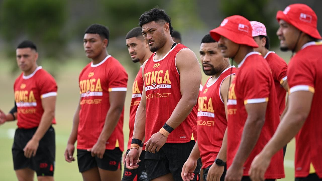 Stefano Utoikamanu (centre)