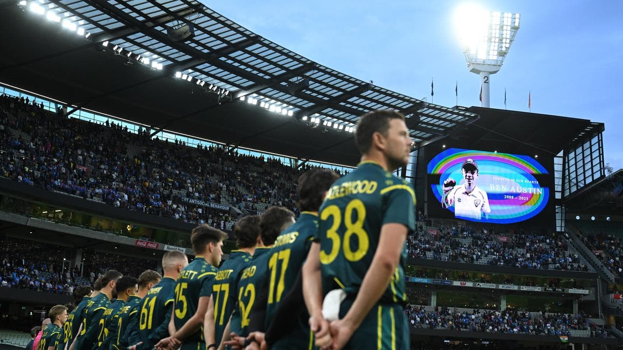 Australia and India players pay tribute to Ben Austin at the MCG