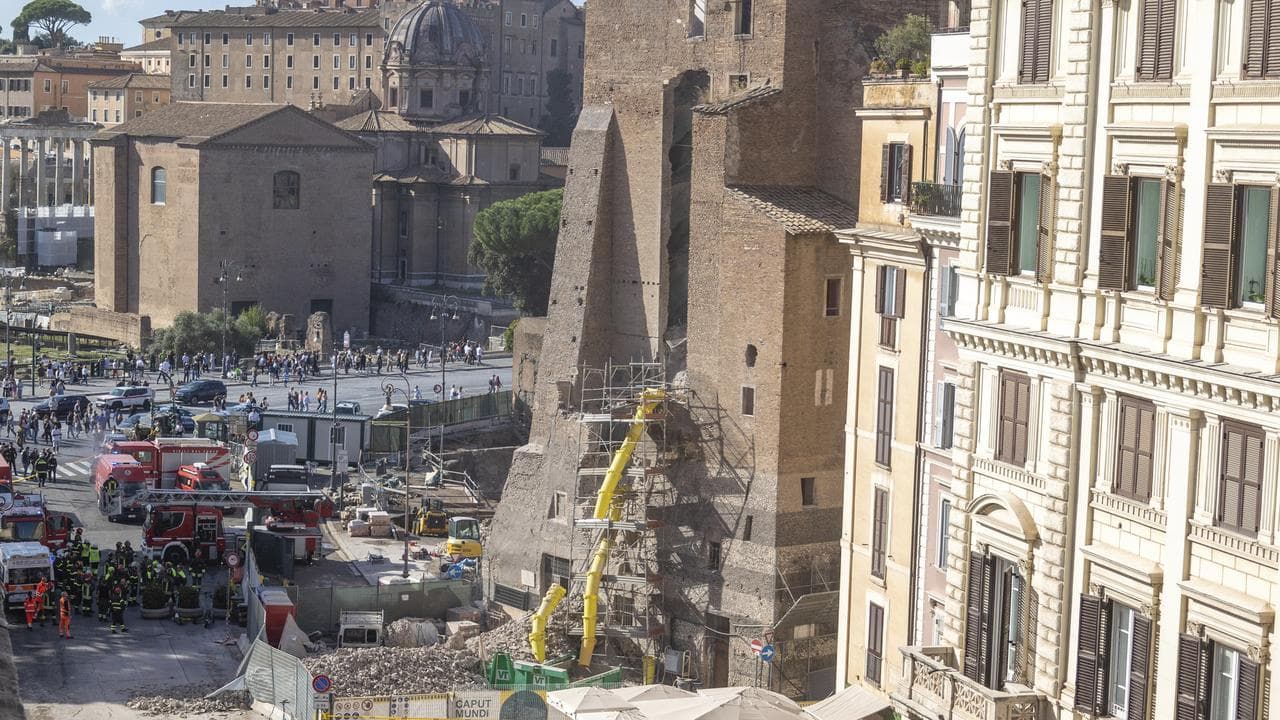 The partially collapsed Torre dei Conti